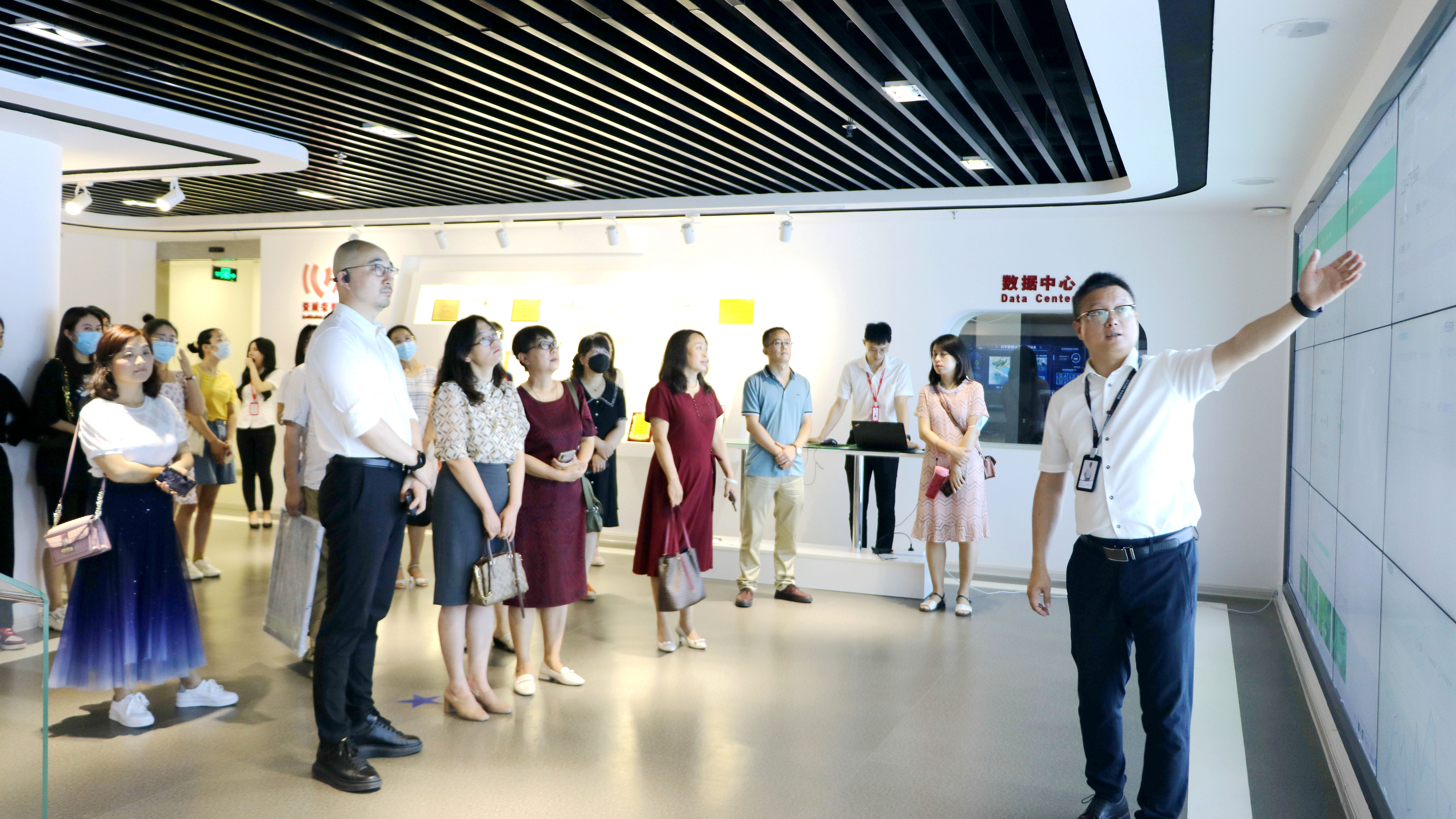 3田虹霞一行參觀公司大數(shù)據(jù)與人工智能展廳.jpg