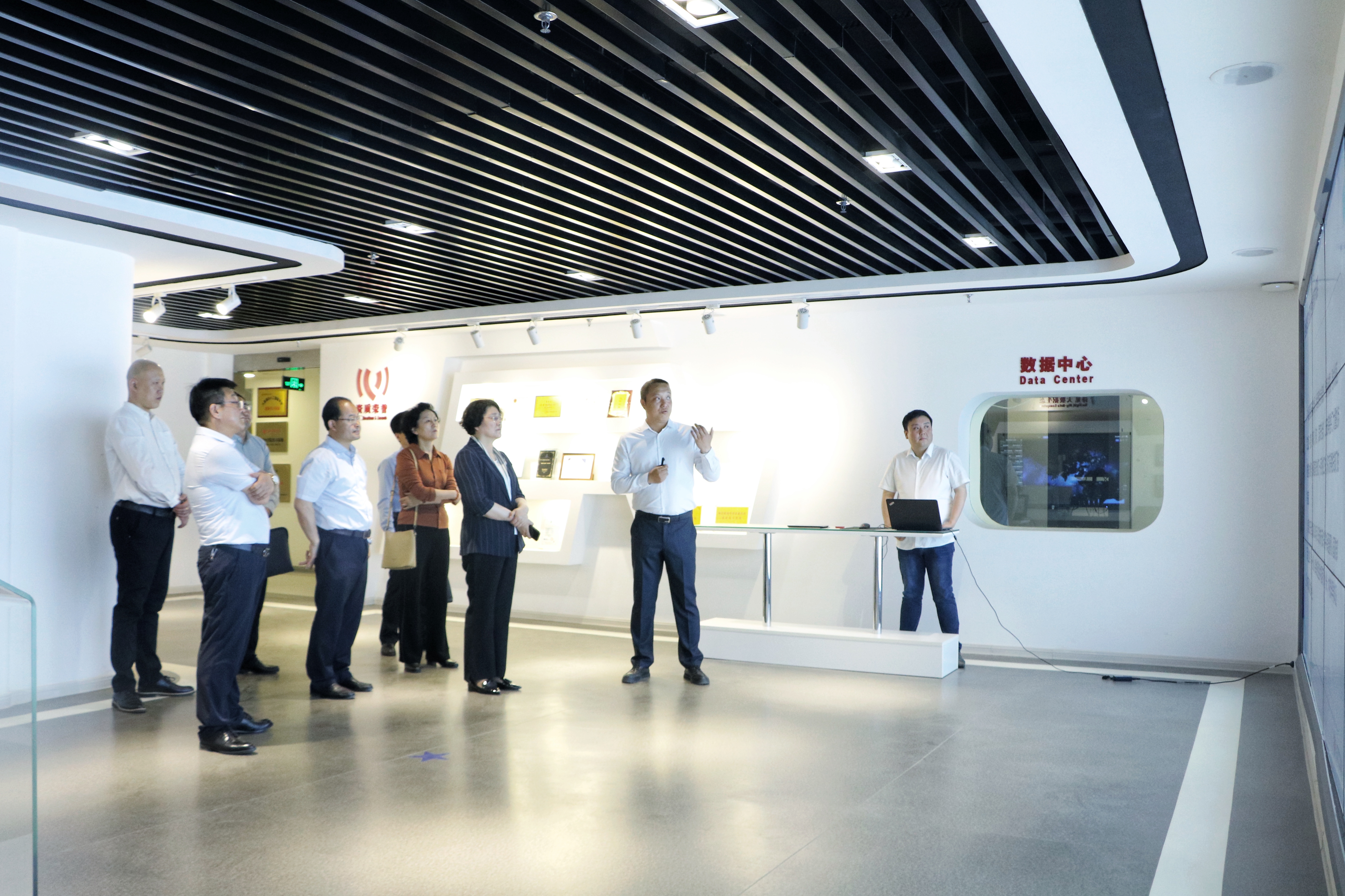 1682303997734026.jpg 3宋樹紅一行參觀公司大數(shù)據(jù)與人工智能展廳.jpg